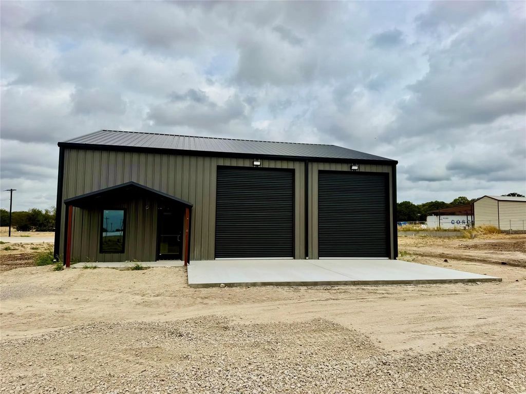 1016 Building 300 Industrial Court, Weatherford