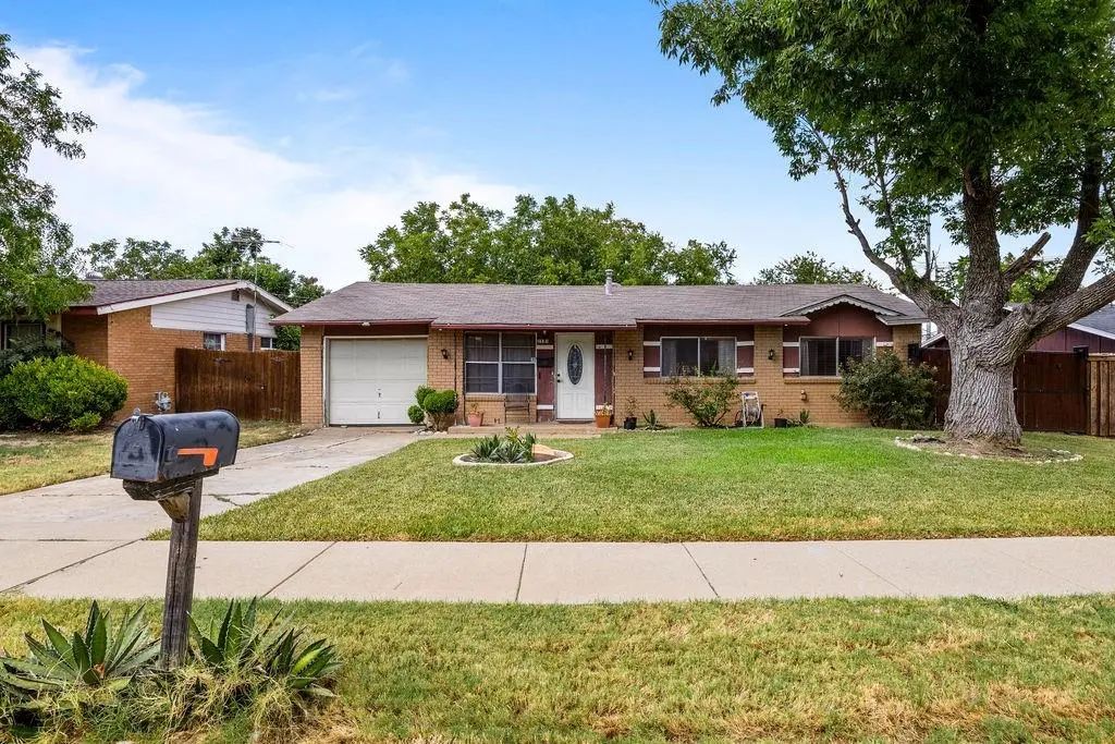 2519 Plaza Street, Arlington