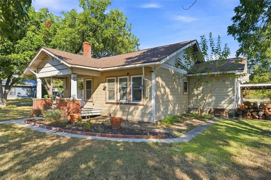 202 E Avenue E, Rosebud