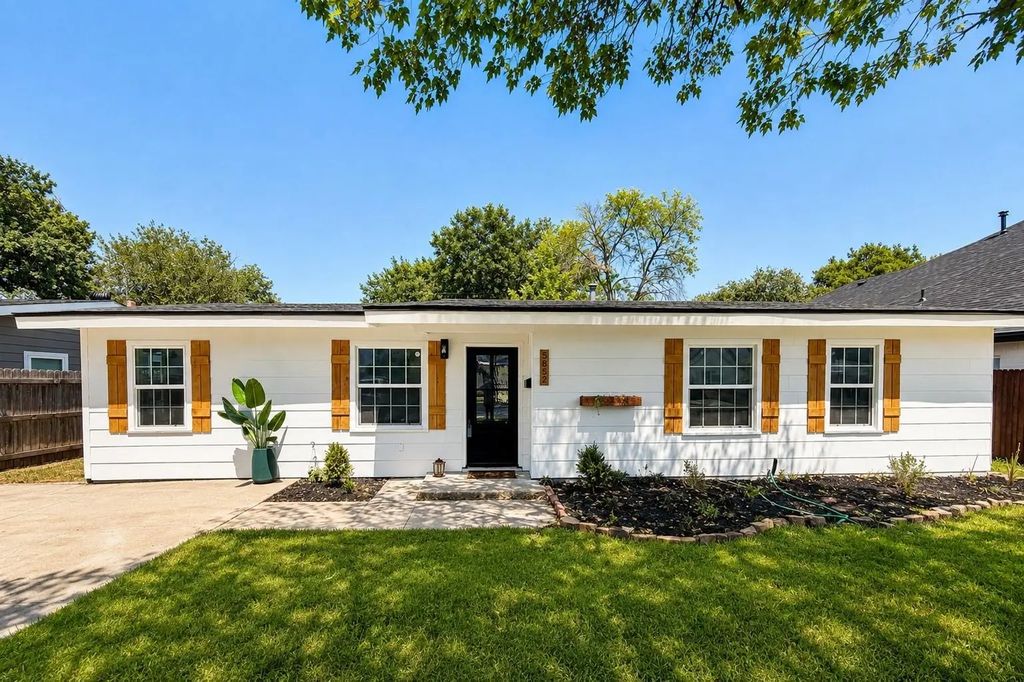 5852 Lyle Street, Westworth Village