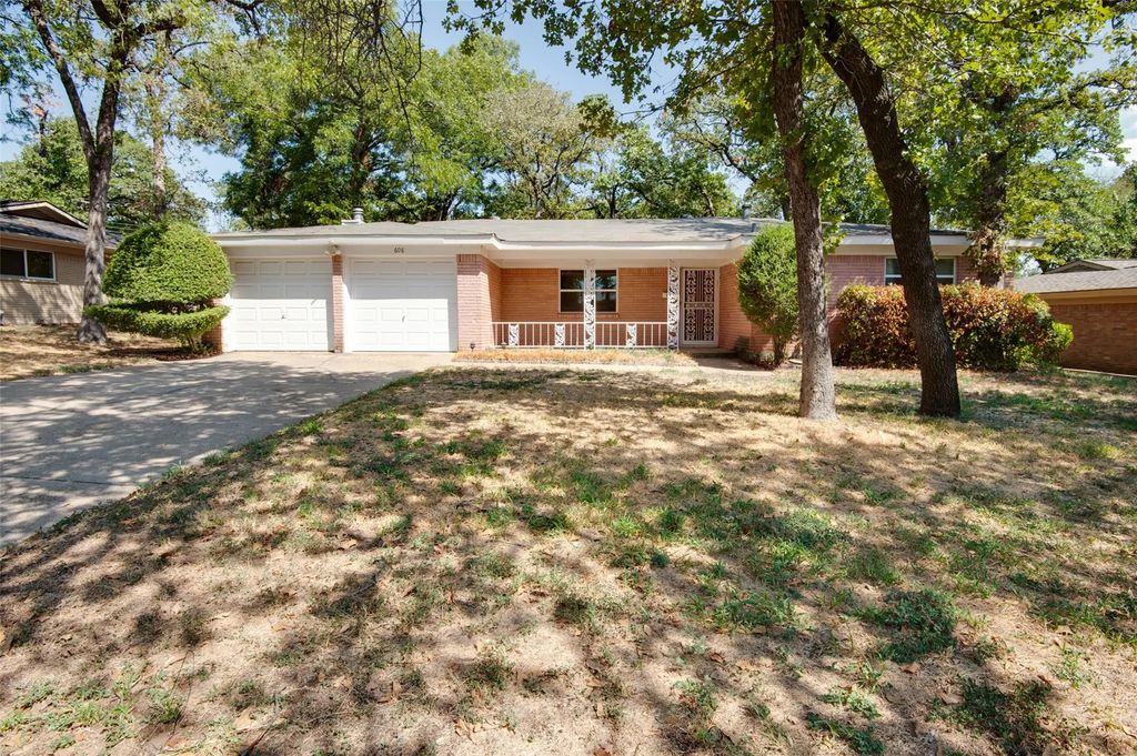 608 Woodcrest Drive, Hurst