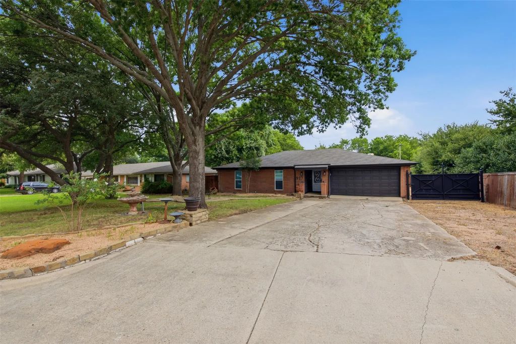 917 E Worth Street, Grapevine