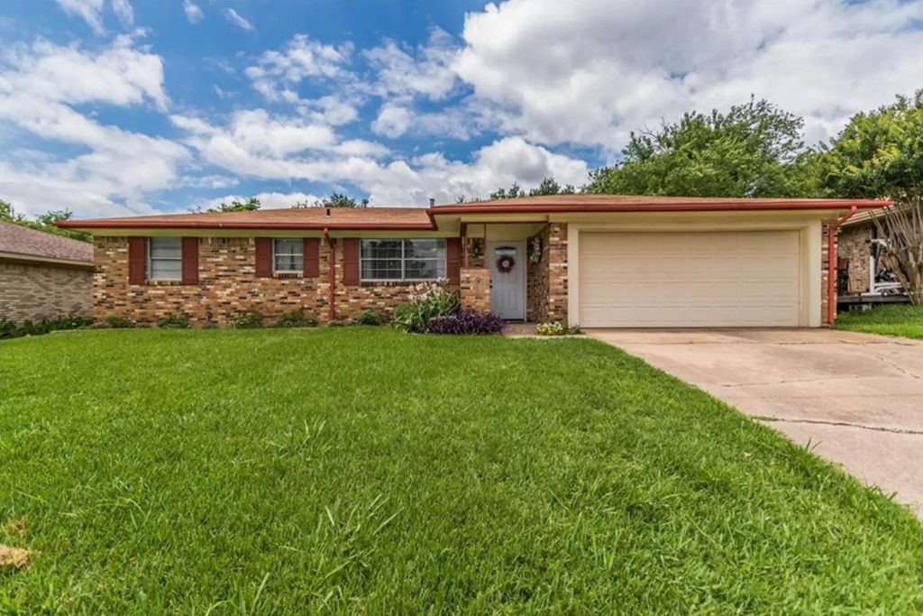 2015 Brenda Avenue, Denison