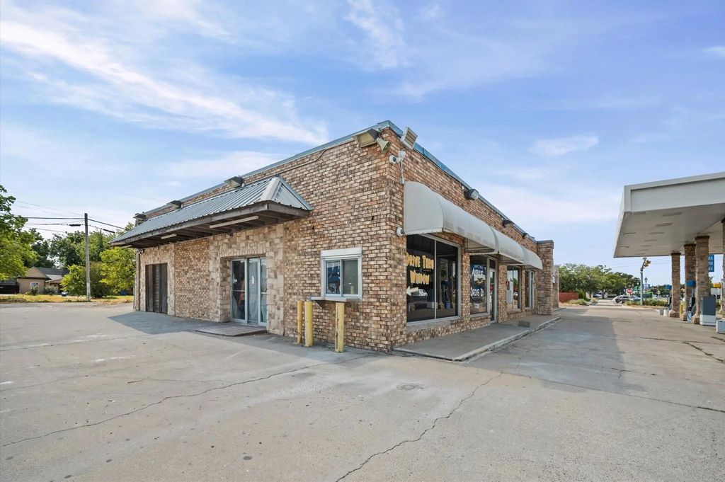 407 W Ennis Avenue, Ennis