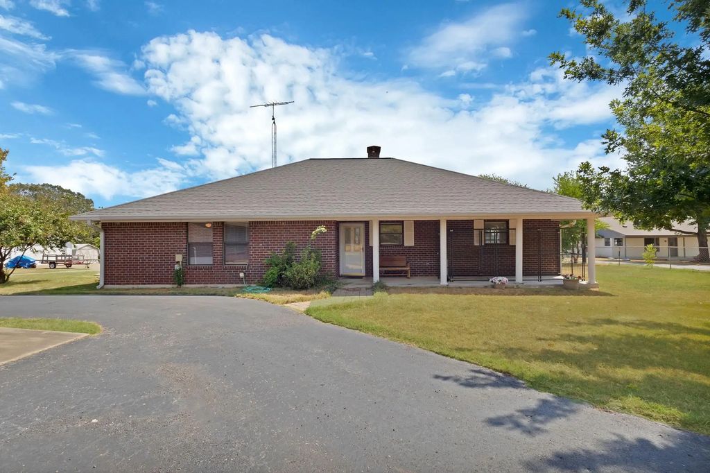 154 Private Road 5926, Yantis