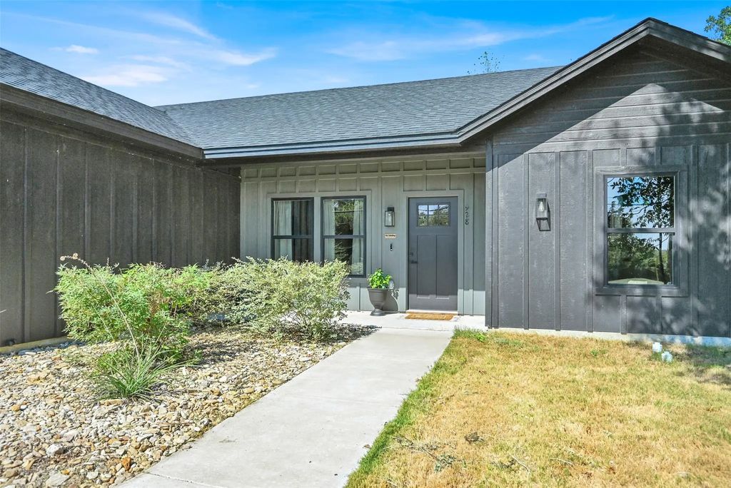 928 Country Club Road, Cleburne