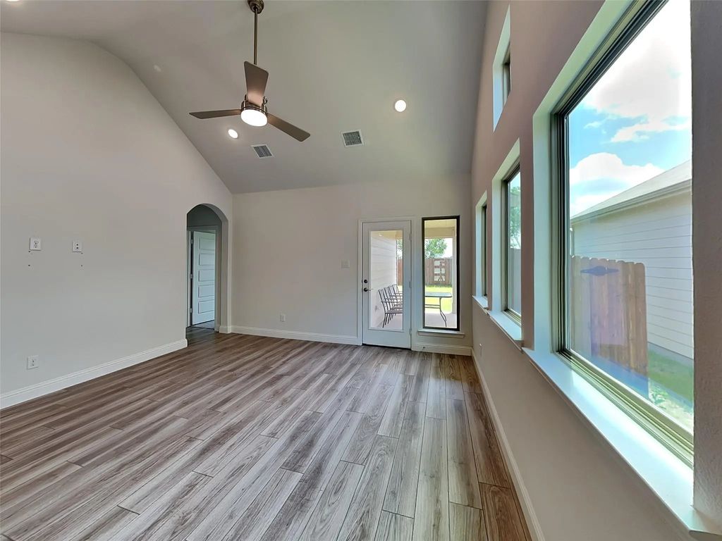 925 King Street, Aubrey