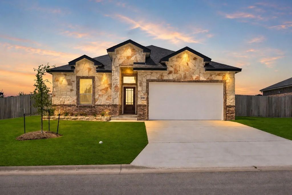 130 Lasso Loop, Lorena