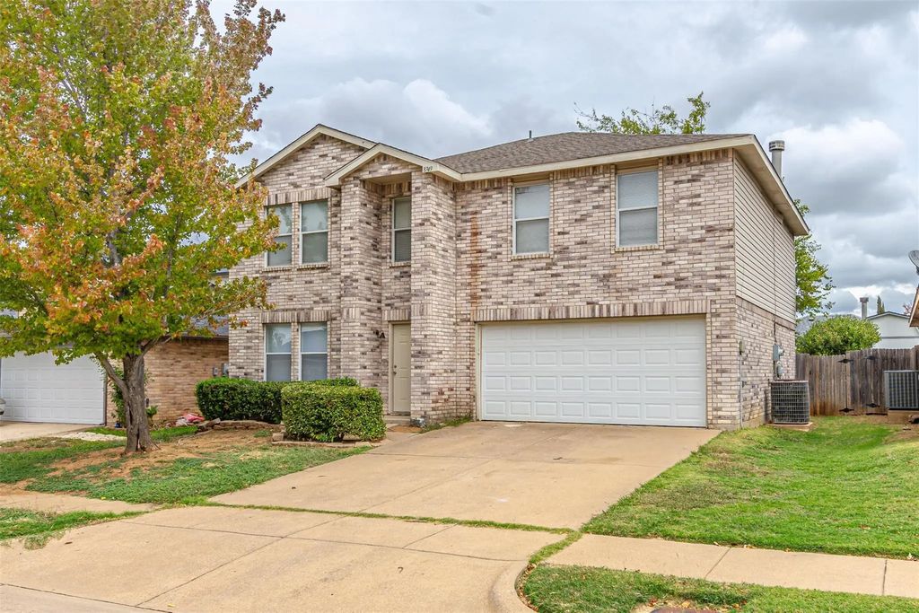 8749 Hunters Trail, Fort Worth