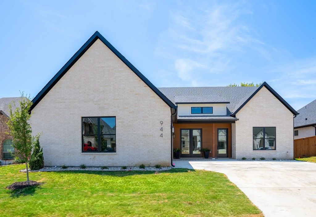 944 Claystone Ridge Drive, Fort Worth
