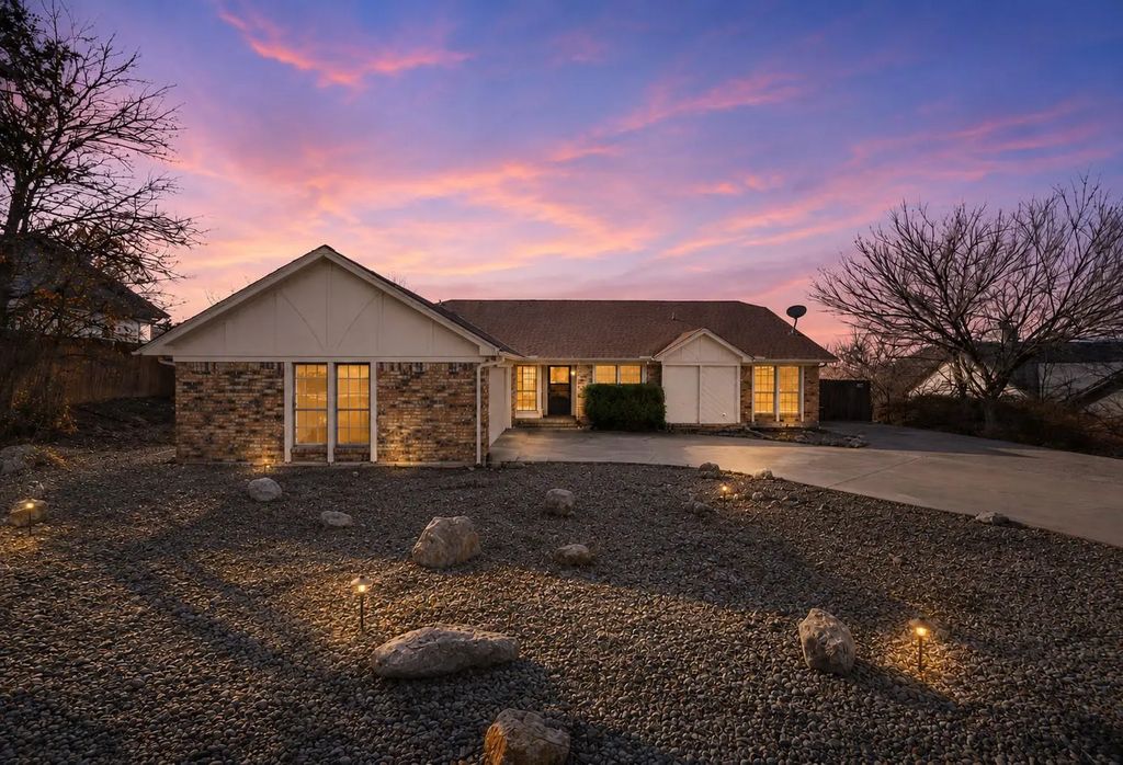 8721 Hidden Hill Drive, Fort Worth