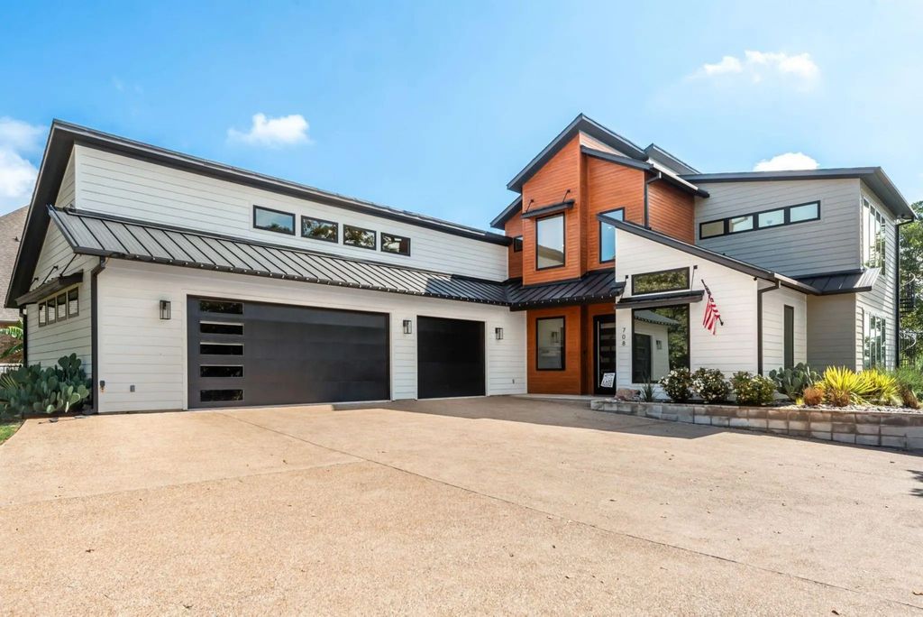 708 Clear Water Court, Corsicana