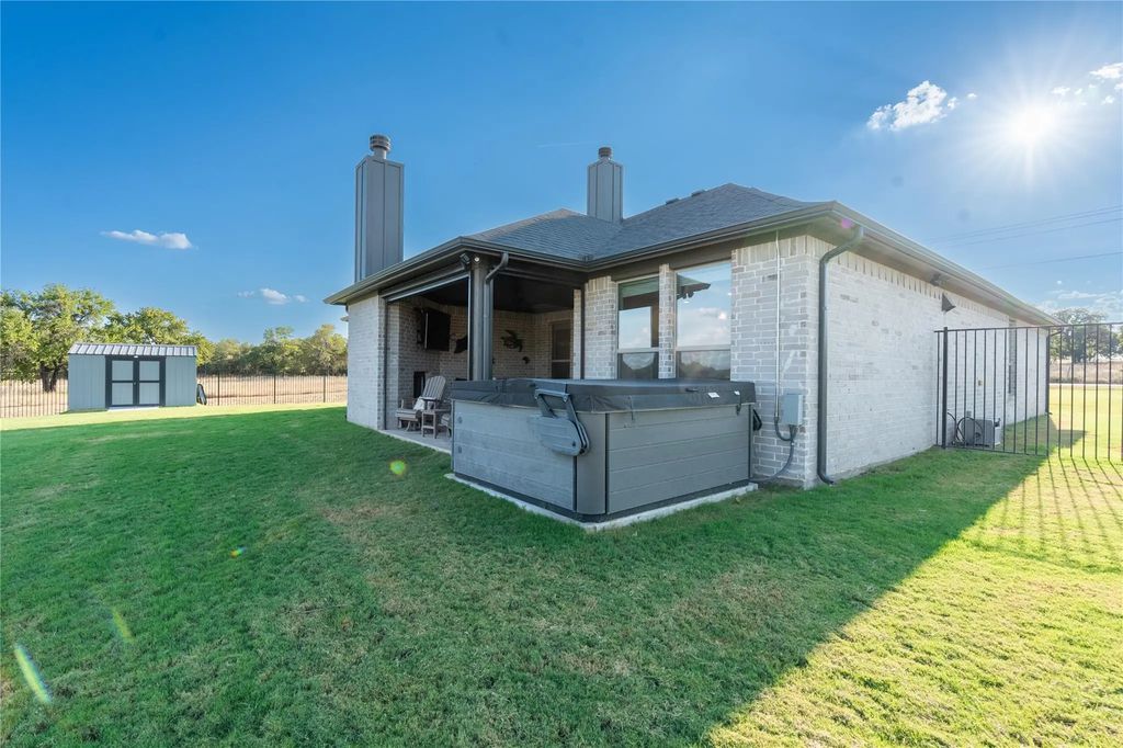 1215 Sanger, Springtown