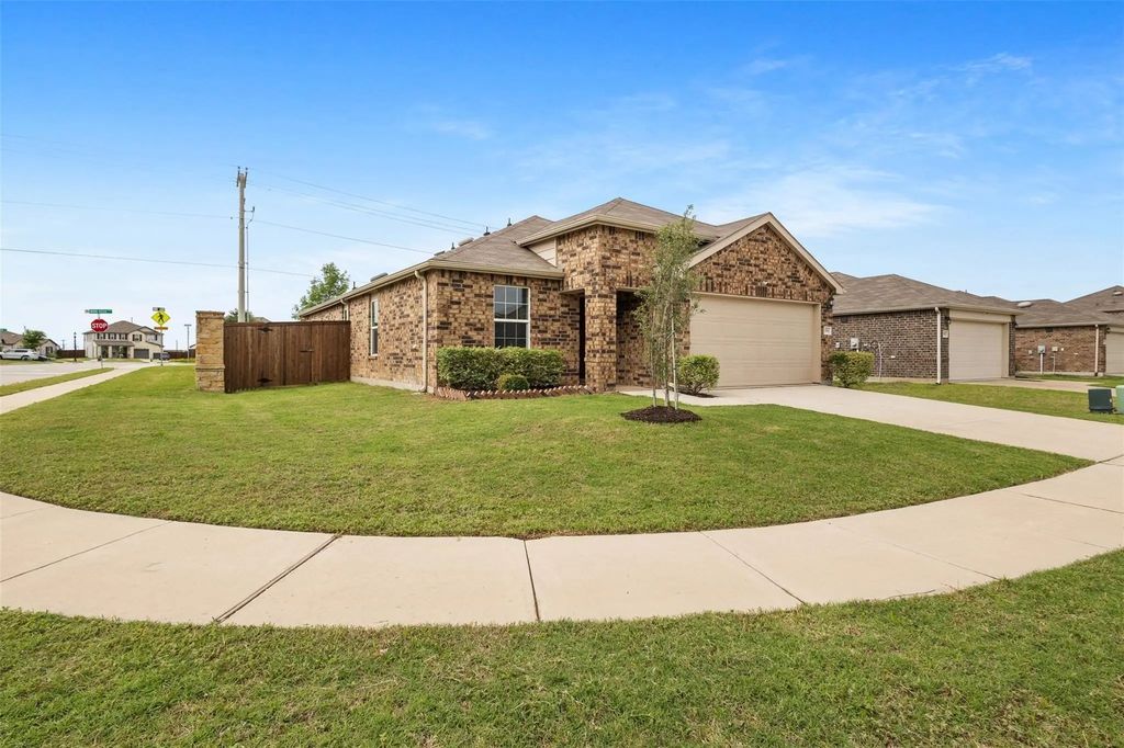 1914 Waggoner Drive, Aubrey