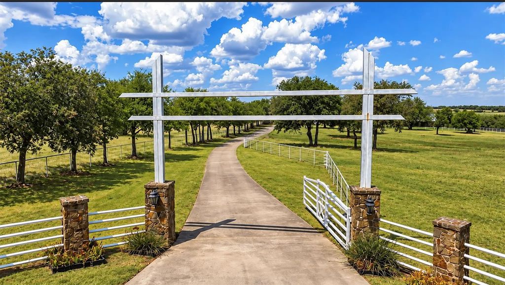 11918 Riek Road !, Krum
