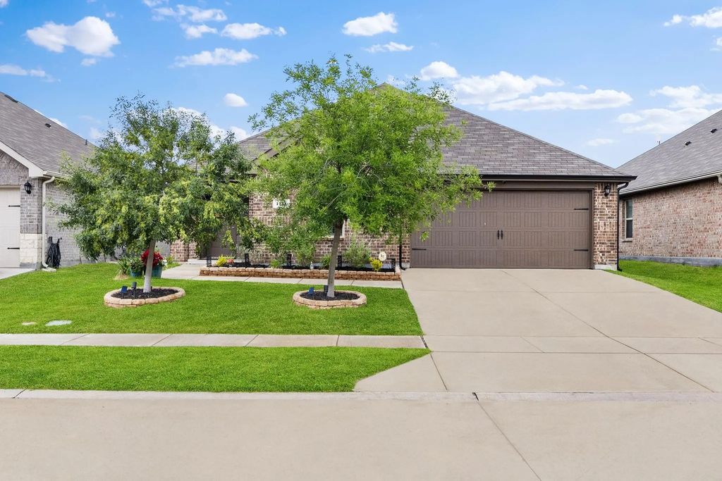 1111 Baldwin Lane, Ennis