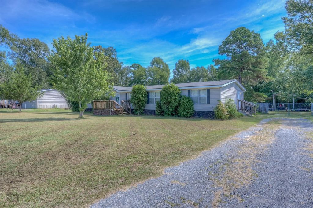 208 Bent Oak Drive, Stonewall