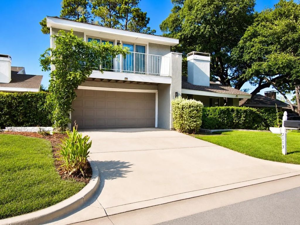 2113 Oakwood Lane, Arlington