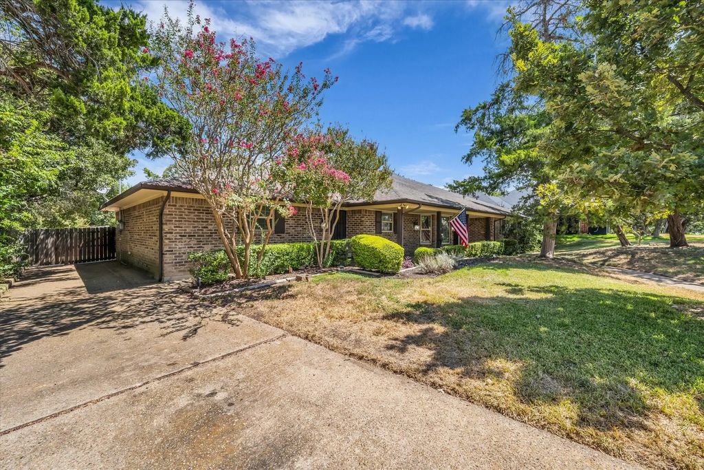 705 Poage Drive, Woodway