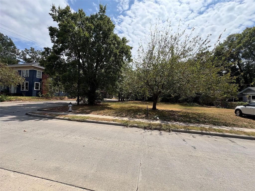 440 Pine Bluff St., Paris