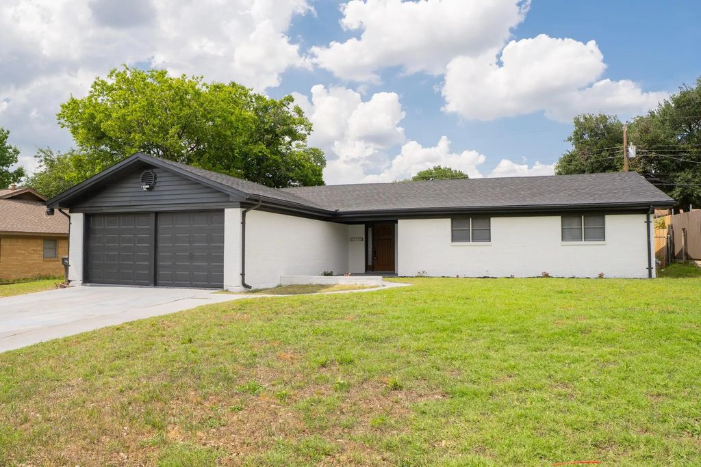 228 Hallbrook Drive, Fort Worth