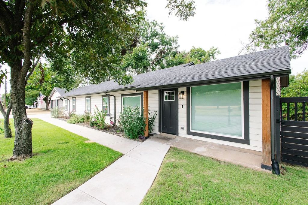 104 S Hawthorne Street, Granbury