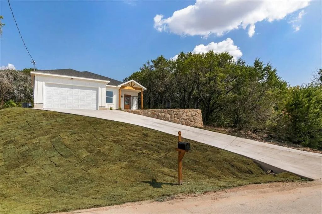 1001 Apache Ridge Road, Granbury