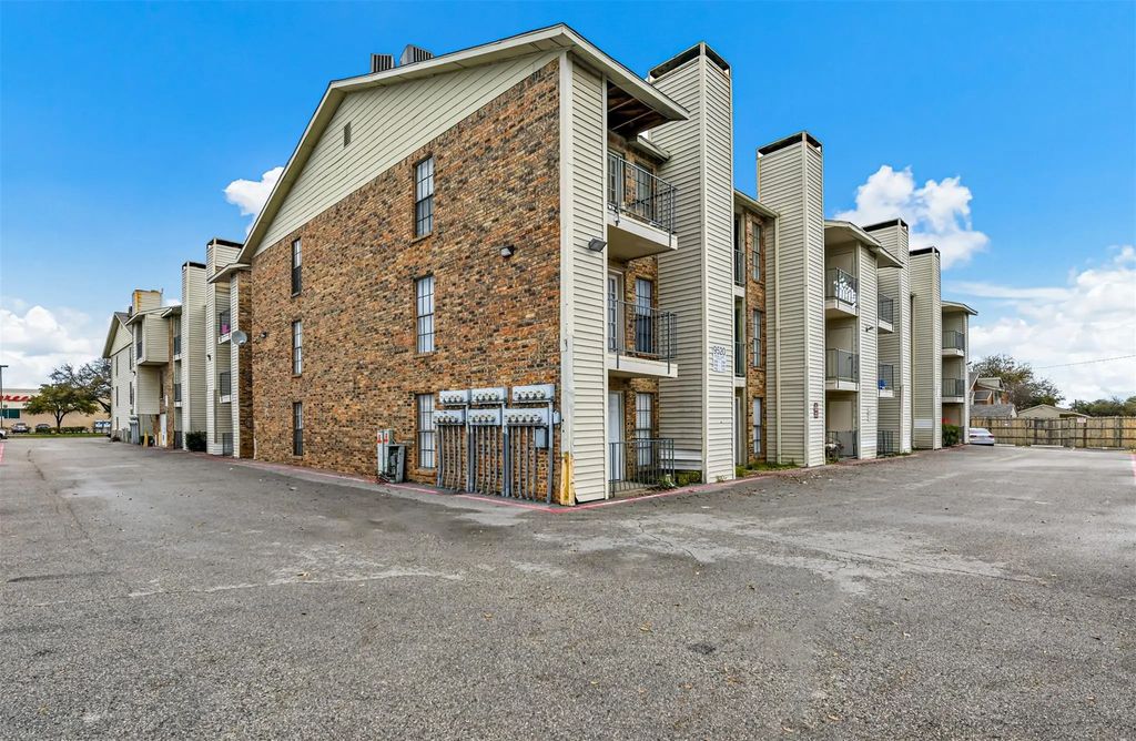 9520 Royal Lane 321, Dallas