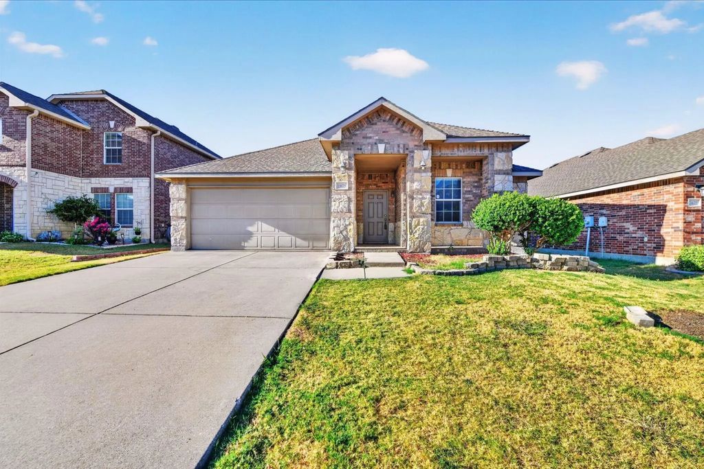 2425 Grand Rapids Drive, Fort Worth