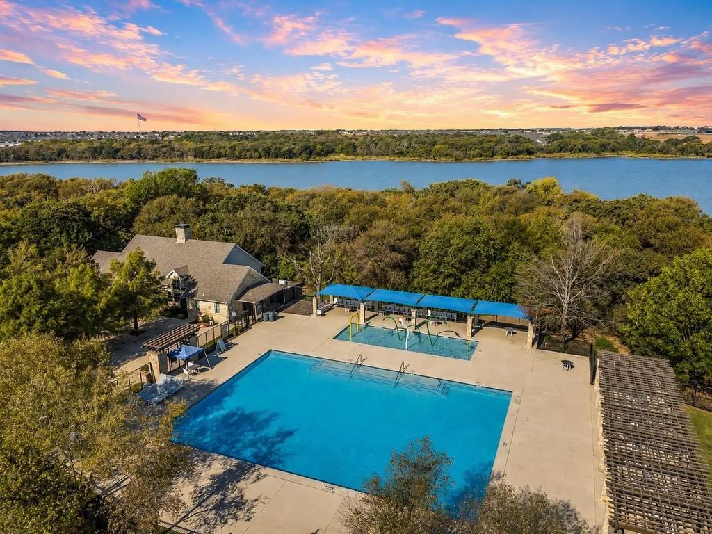 905 Lake Grove Drive, Little Elm