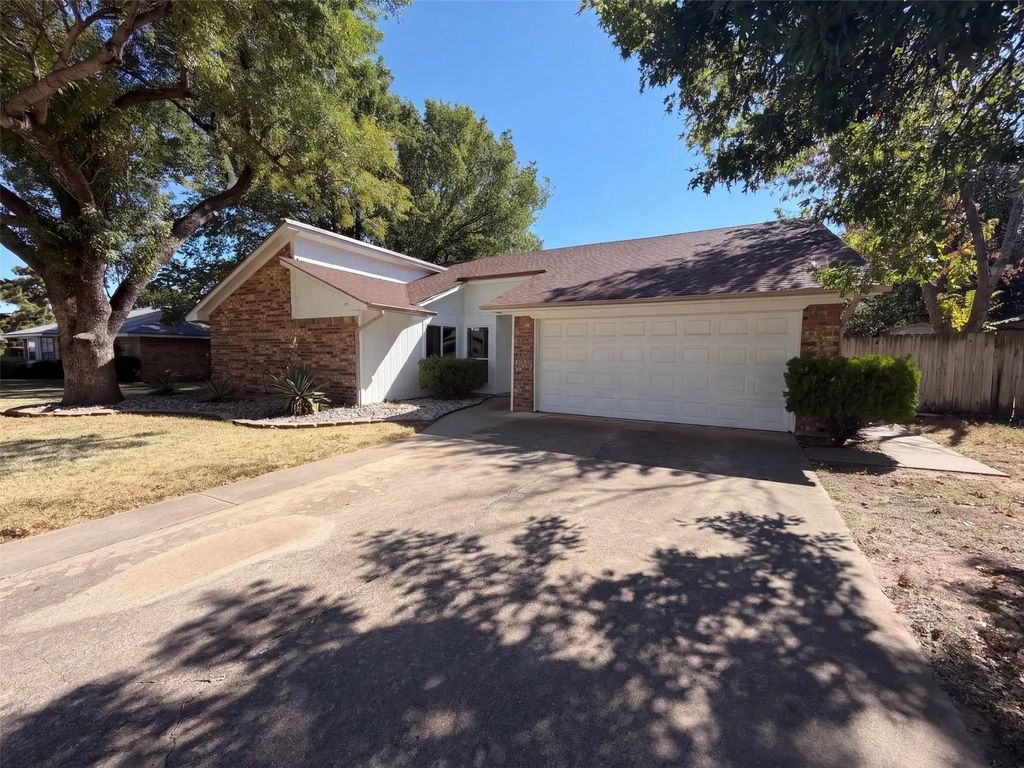 1208 Hillcrest Drive, Euless