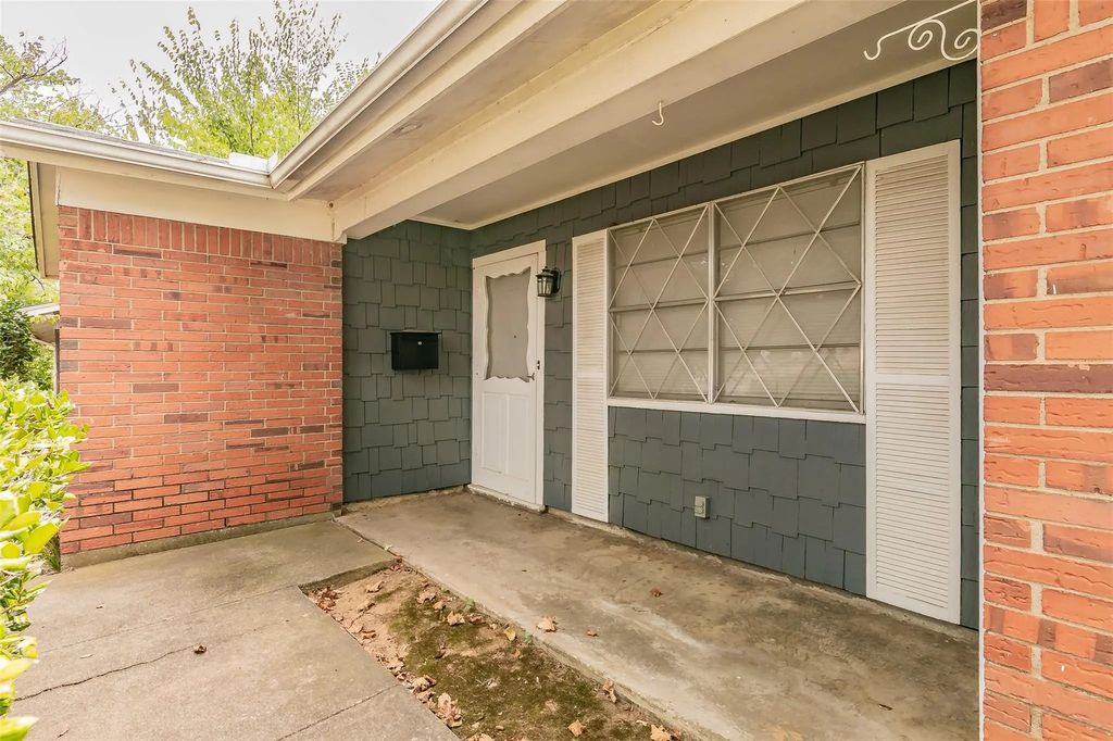 7412 Meadowcrest Drive, Fort Worth