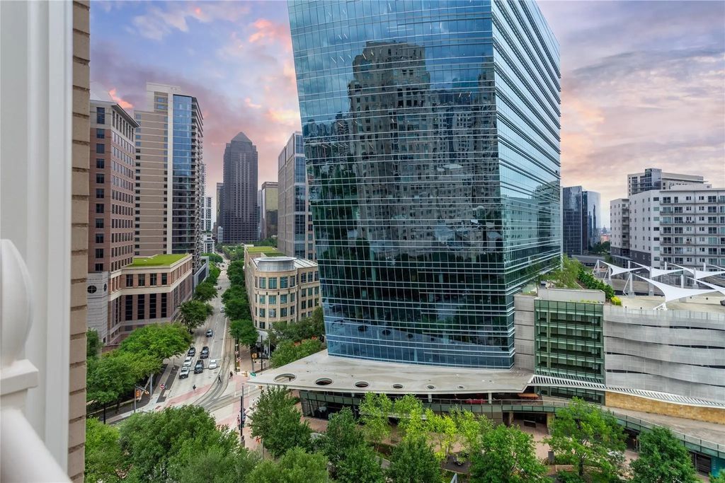 2525 N Pearl Street 1004, Dallas