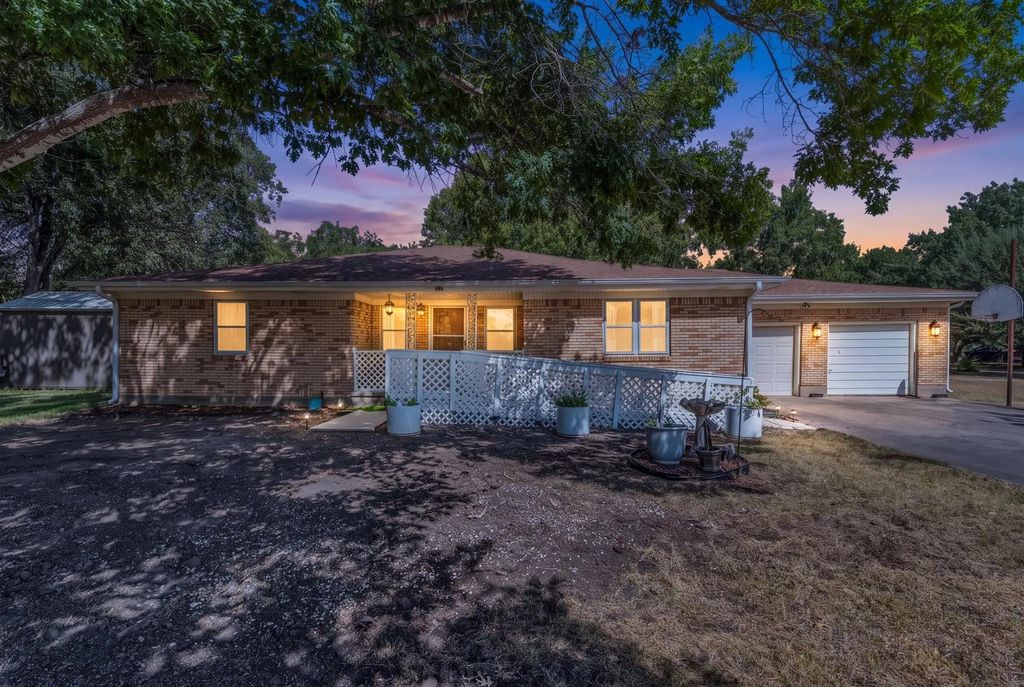 896 Randy Drive, Woodway