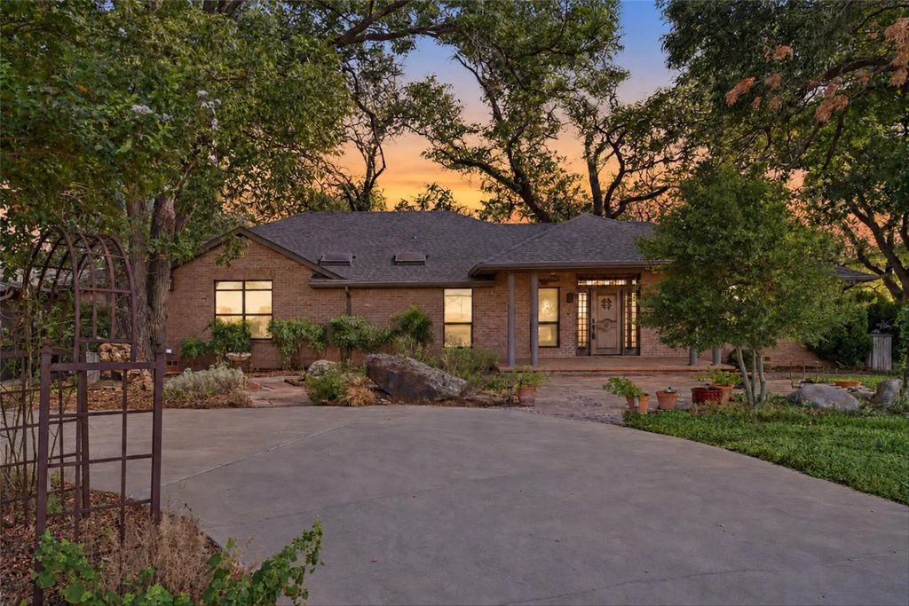 1820 Long Creek Court, Granbury