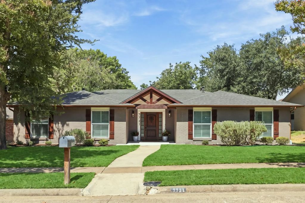 7721 El Padre Lane, Dallas