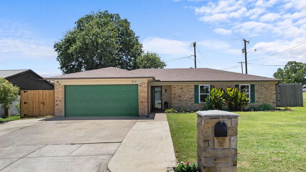 414 Hallmark Drive, Arlington