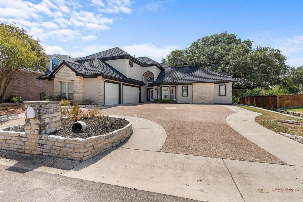 8517 Woodlake Circle, Fort Worth