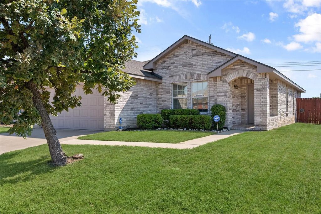 9100 Noontide Drive, Fort Worth