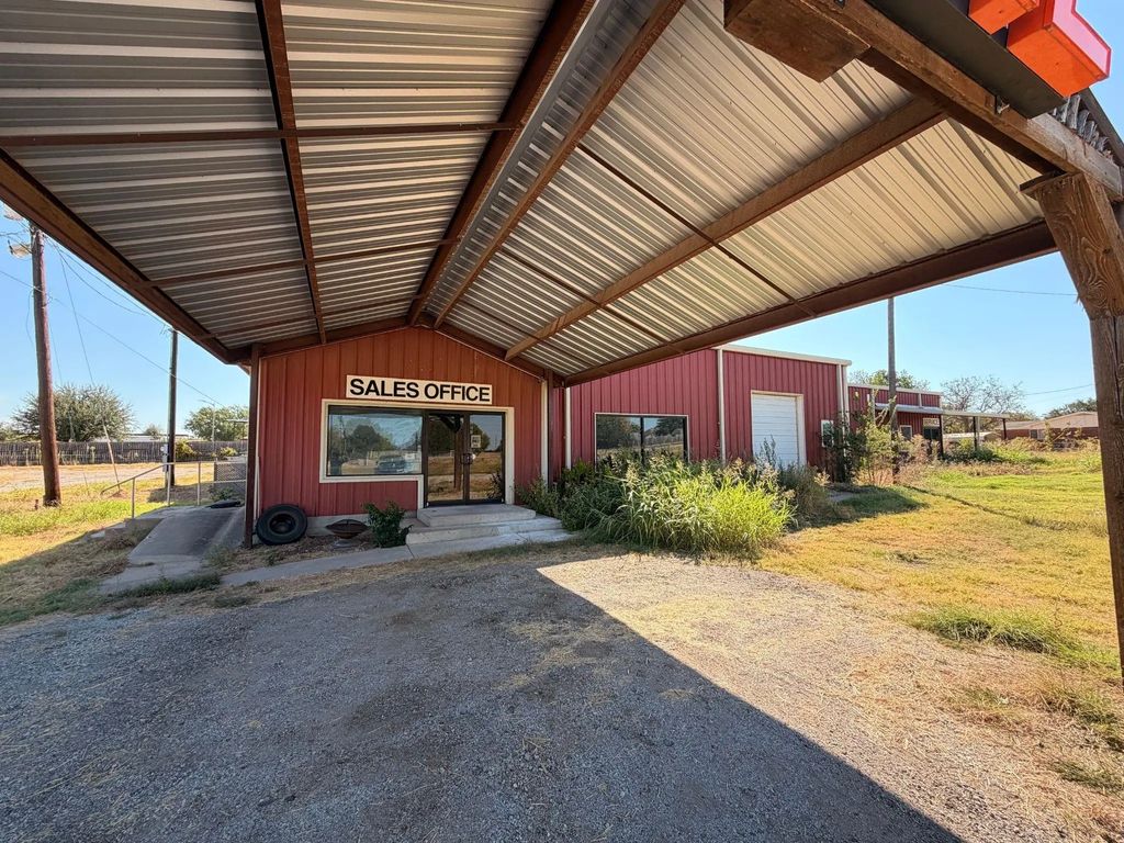 105 Bolton Road, Granbury