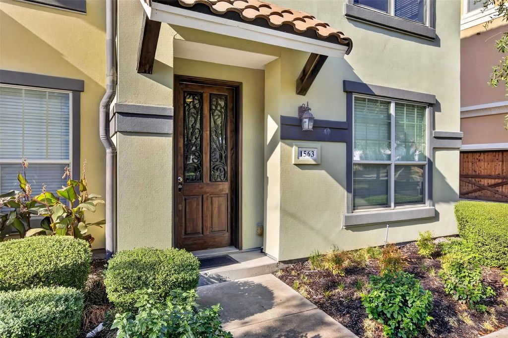 1563 Camino Lago, Irving
