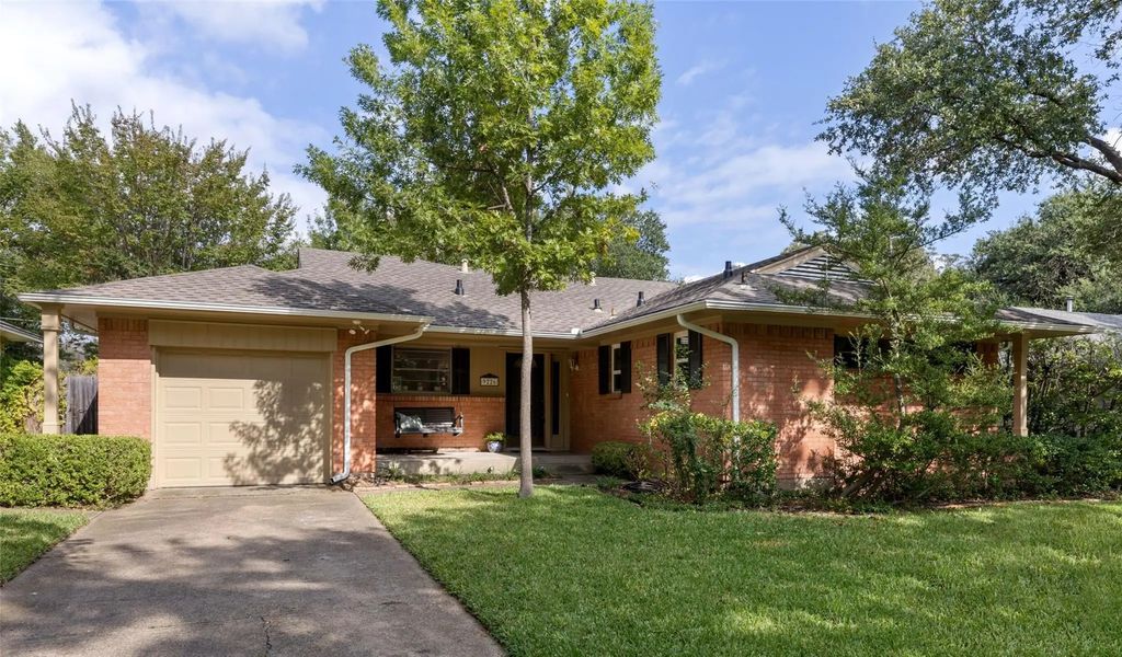 9226 Livenshire Drive, Dallas