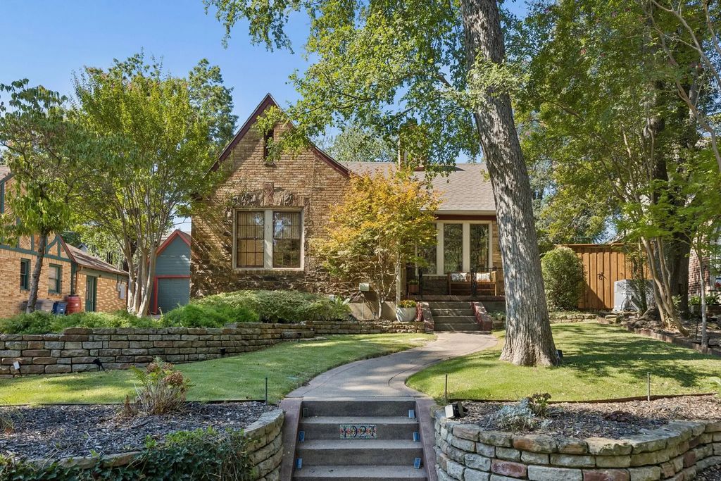 1027 Sarasota Circle, Dallas