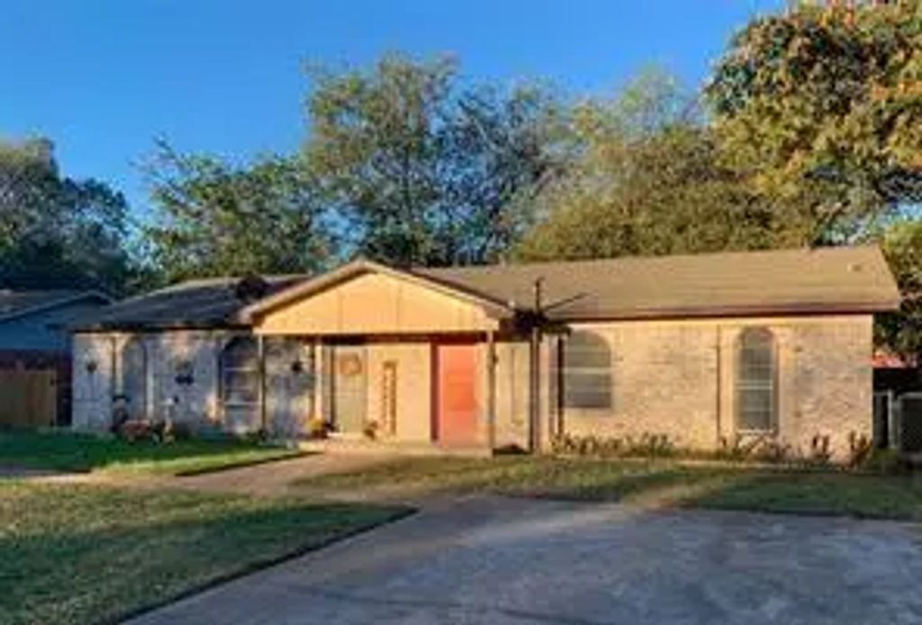 917 Cody Court, River Oaks
