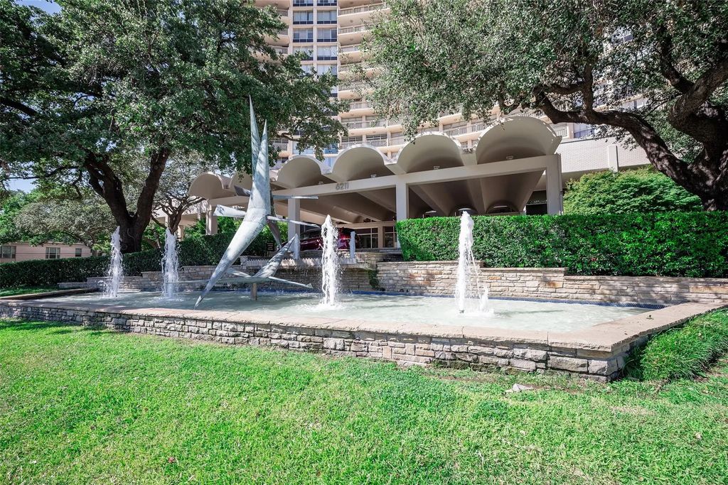 6211 W Northwest Highway 900, Dallas