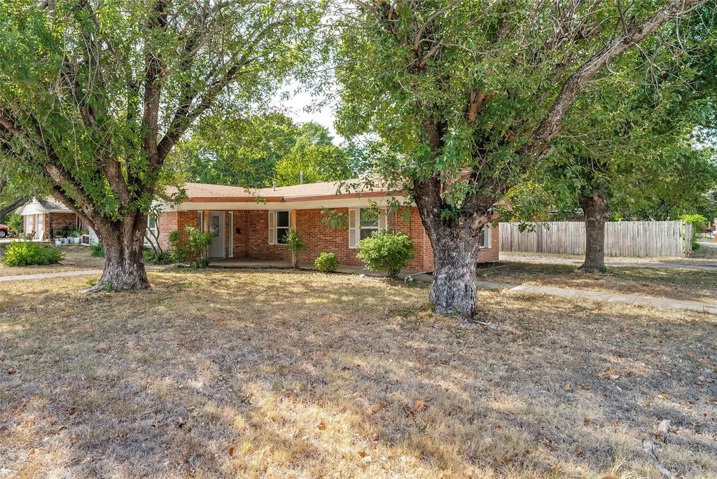 402 Myers Avenue, Cleburne