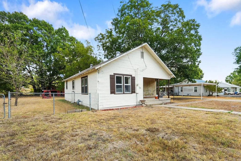 1001 S 27th Street, Corsicana