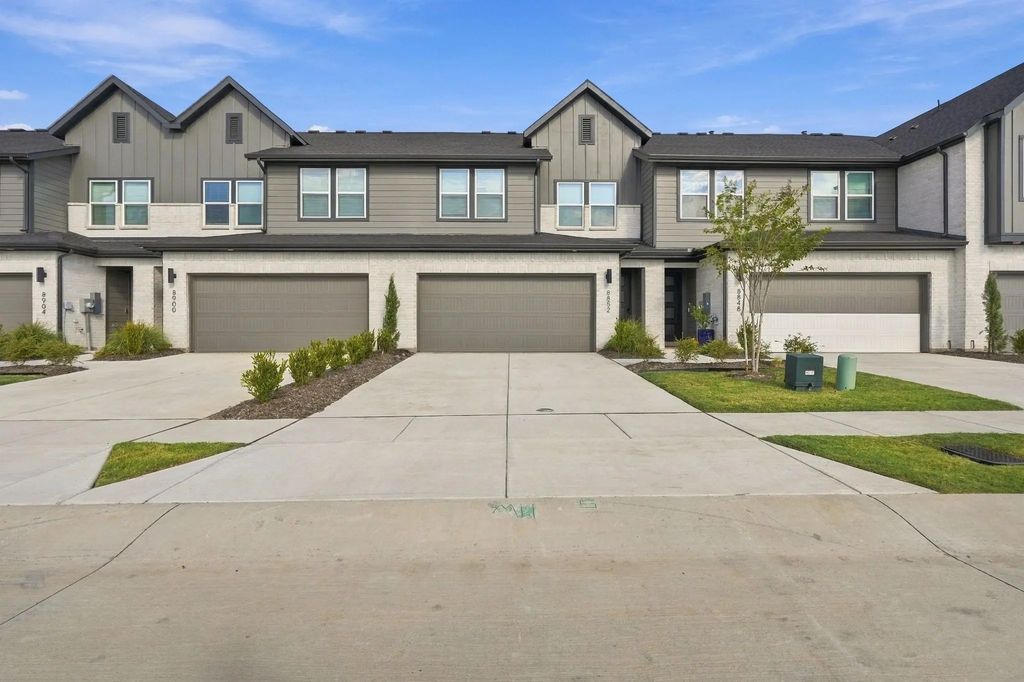 8852 Enclave Way, Northlake