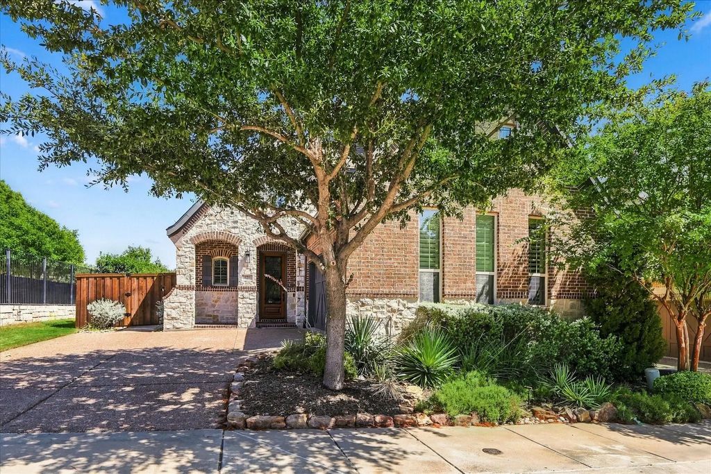 621 The Lakes Boulevard, Lewisville
