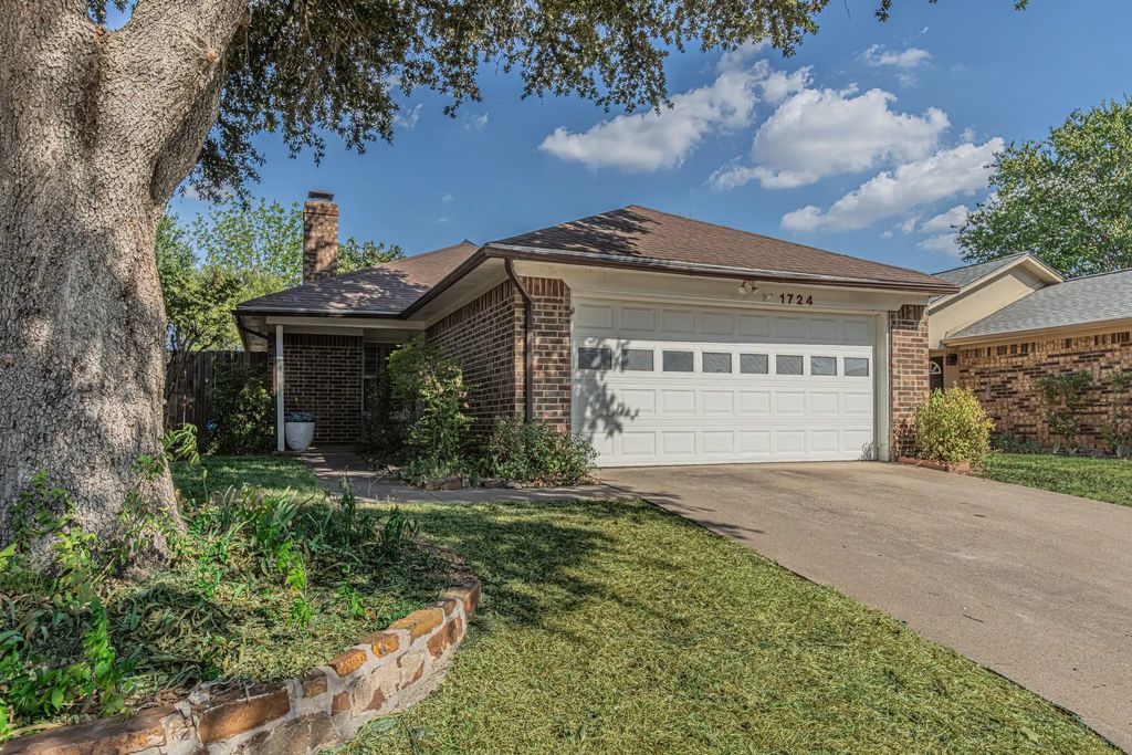 1724 Red Bud Lane, Euless